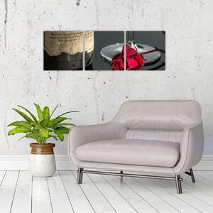 Červená ruža na stole - obrazy do bytu (Obraz 90x30cm)