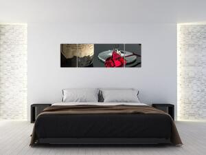 Červená ruža na stole - obrazy do bytu (Obraz 170x50cm)
