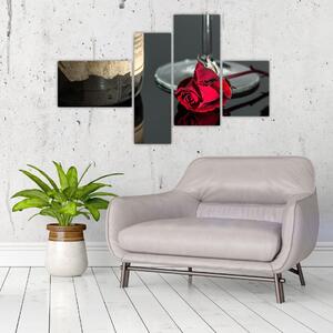 Červená ruža na stole - obrazy do bytu (Obraz 110x70cm)