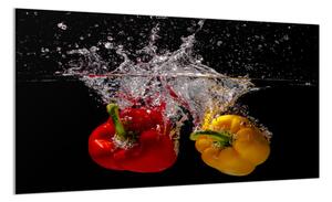 Sklo do kuchyne papriky vo vode na čiernom pozadí - 30 x 60 cm