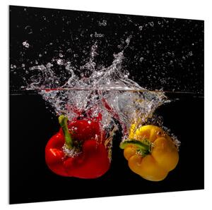 Sklo do kuchyne papriky vo vode na čiernom pozadí - 55 x 55 cm