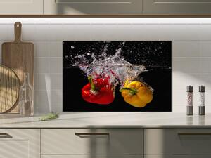 Sklo do kuchyne papriky vo vode na čiernom pozadí - 55 x 55 cm