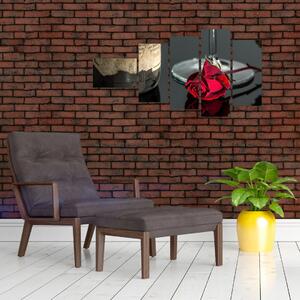 Červená ruža na stole - obrazy do bytu (Obraz 110x60cm)