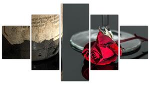 Červená ruža na stole - obrazy do bytu (Obraz 125x70cm)