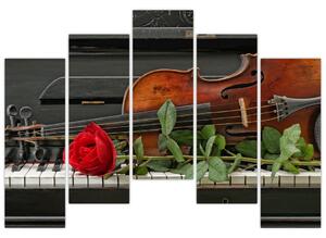 Obraz husle a ruže na klavíri (Obraz 125x90cm)