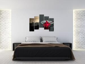 Červená ruža na stole - obrazy do bytu (Obraz 125x90cm)