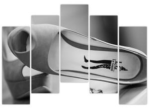 Dievčenské črievičky - čiernobiely obraz (Obraz 125x90cm)