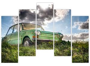 Obraz zeleného auta v tráve (Obraz 125x90cm)
