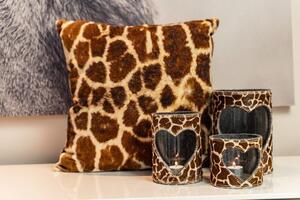Hnedý zamatový vankúš s dekorom žirafy Jungle Giraffe - 45*45*15cm - Mars & More