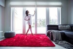 Mäkký plyšový koberec červenej farby 120 x 170 cm Červená