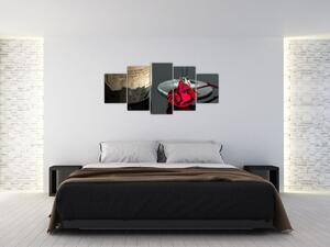 Červená ruža na stole - obrazy do bytu (Obraz 150x70cm)