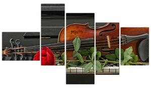 Obraz husle a ruže na klavíri (Obraz 150x85cm)