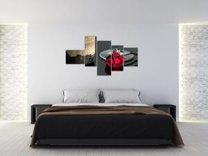 Červená ruža na stole - obrazy do bytu (Obraz 150x85cm)