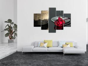 Červená ruža na stole - obrazy do bytu (Obraz 150x105cm)