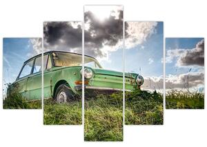 Obraz zeleného auta v tráve (Obraz 150x105cm)