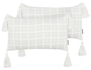 Sada 2 dekoratívnych vankúšov béžová tkanina 30 x 60 cm károvaný vzor obliečky so strapcami textil doplnky