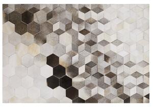 Koberec sivá biela béžová hovädzia koža 160 x 230 cm geometrický patchworkový vzor ručná výroba obdĺžnikový tvar moderný štýl obývačka spálňa