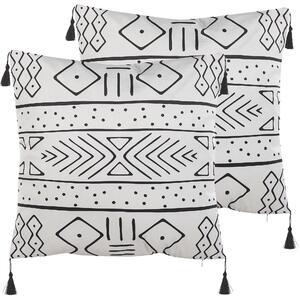Sada 2 dekoratívnych vankúšov čierna biela zamat 45 x 45 cm geometrický vzor so strapcami štvorcový tvar boho moderný štýl doplnky