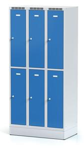 Alfa 3 Kovová šatňová skrinka na sokli s úložnými boxami, 6 boxov, modré dvere, cylindrický zámok
