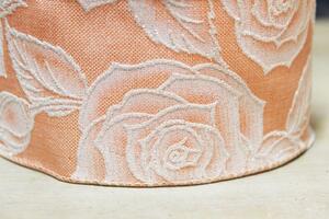 Lososová stuha so vzorom bielych ruží 6cm x 10m