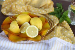 Žltá miska na ovocie v citrónovom dizajne 24cm