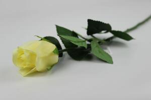 Svetložltá umelá ruža na stonke s listami 56cm