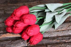 Červený umelý tulipán v puku s listami 65cm 1ks
