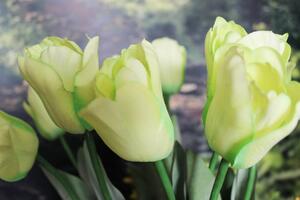 Zelený umelý tulipán s listami 67cm 1ks