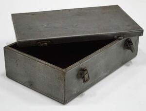Stará železná krabica s vekom
