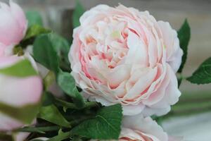 Ružová svetlá kytička z viackvetých ruží