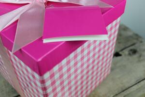 Ružová kockovaná darčeková krabica 10cm