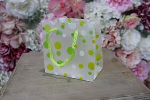 Zelená bodkovaná darčeková taška 11cm