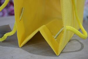 Žltá netkaná darčeková taška 14,5cm