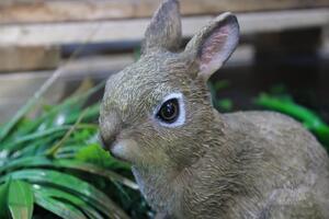 Hnedý sediaci dekoračný zajačik 18cm