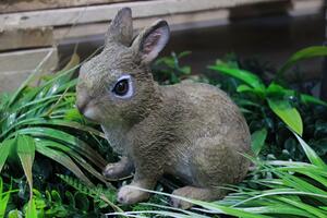 Hnedý sediaci dekoračný zajačik 18cm