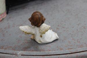 Biela sediaca soška anjela s hnedými vlasmi 5cm