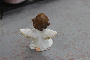 Biela soška anjela s hnedými vlasmi so srdcom 6cm