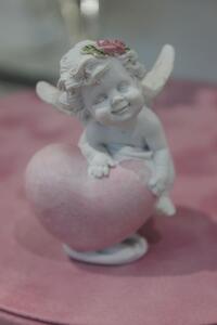 Biela soška anjela s ružovým srdcom 7cm