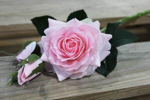 Ružová umelá ruža s pukmi 42cm