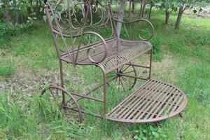 Hnedá kovová lavička do záhrady Rikša