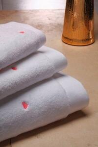 Soft Cotton Malý uterák MICRO LOVE 32x50 cm. Jemný, napriek tomu pútavý dizajn so srdiečkami z tej najjemnejšej bavlny. Biela / červené srdiečka