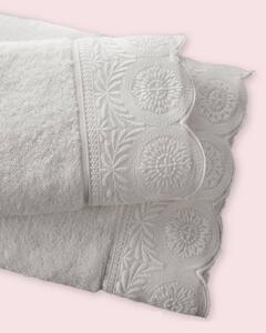 Soft Cotton Osuška QUEEN 85x150 cm. Luxusná osuška QUEEN má rozmery 85 x 150 cm. 100% česaná bavlna s antibakteriálnou úpravou si vás podmaní tým, ako je príjemná k pokožke. Smotanová