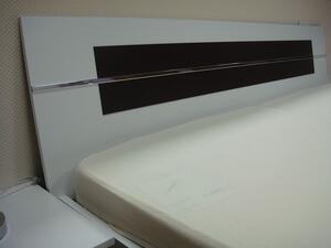 Posteľ s nočnými stolíkmi Burano 180x200 cm, biela/fialová
