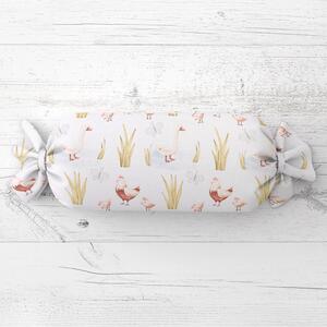 Biante Detský vankúš valec bonbon Sandra SA-752 Sliepočky a húsky na bielom 15x40 cm