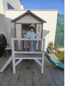 KONDELA Drevený záhradný domček pre deti so šmykľavkou, sivá/biela, MAILEN
