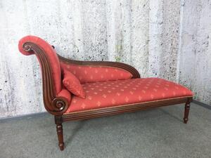 (3929) Čevené zámocké sofa so vzorom