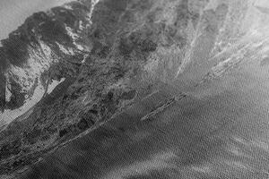 Obraz majestátne hory v čiernobielom prevedení