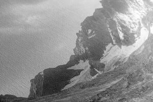 Obraz majestátne hory s jazerom v čiernobielom prevedení