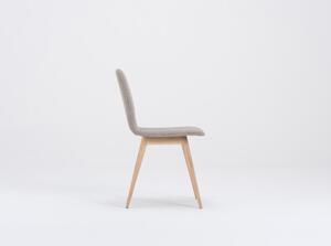 Béžová jedálenská stolička s podnožím z dubového dreva Gazzda Ena