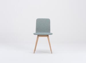 Modrá jedálenská stolička s podnožou z dubového dreva Gazzda Ena